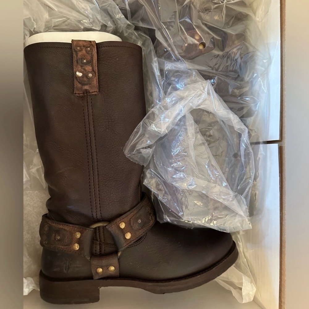 FREE STARBUCKS CARD W/ PURCHASE Frye Dark Brown Leather Boots